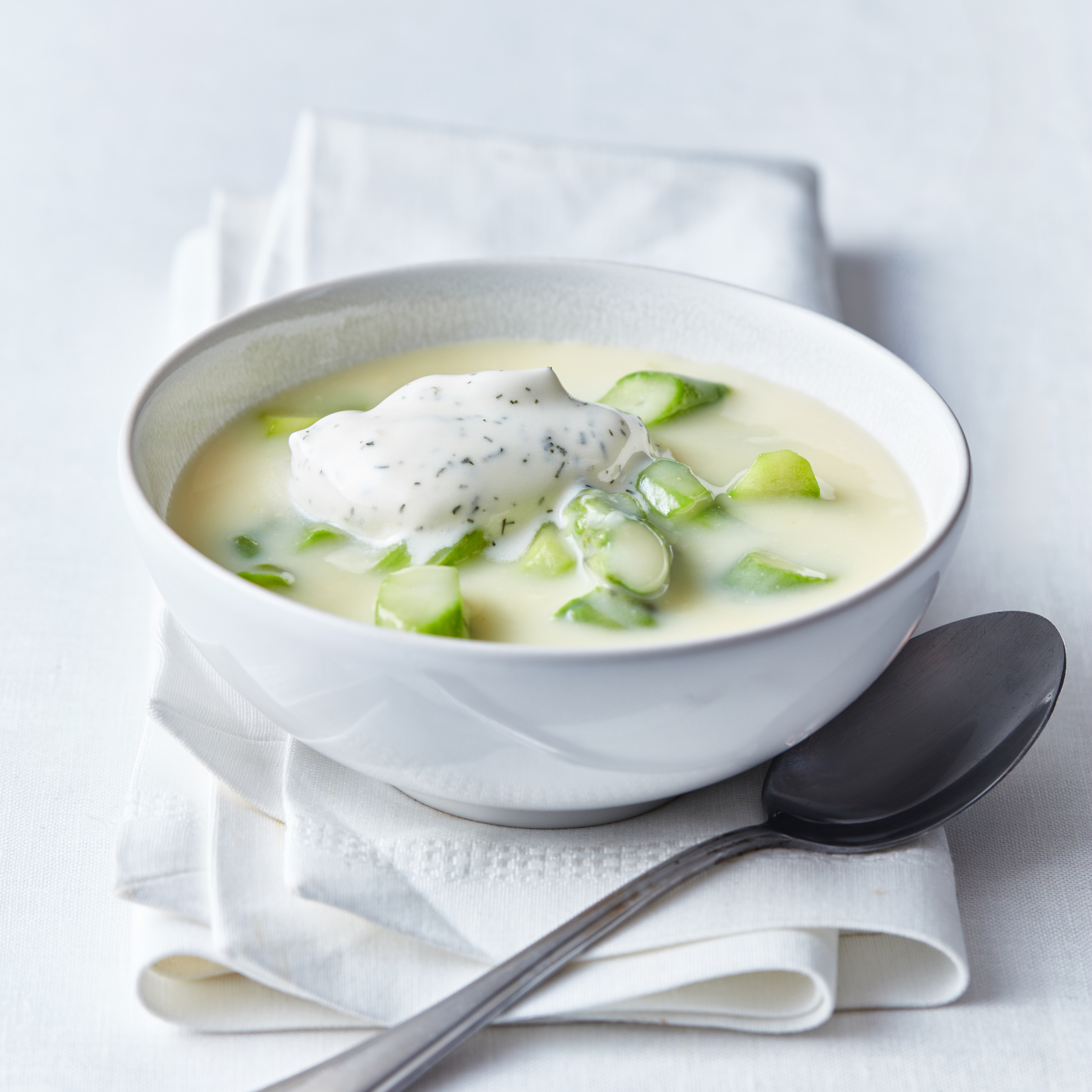 Aspergesoep met groene asperges en dille room